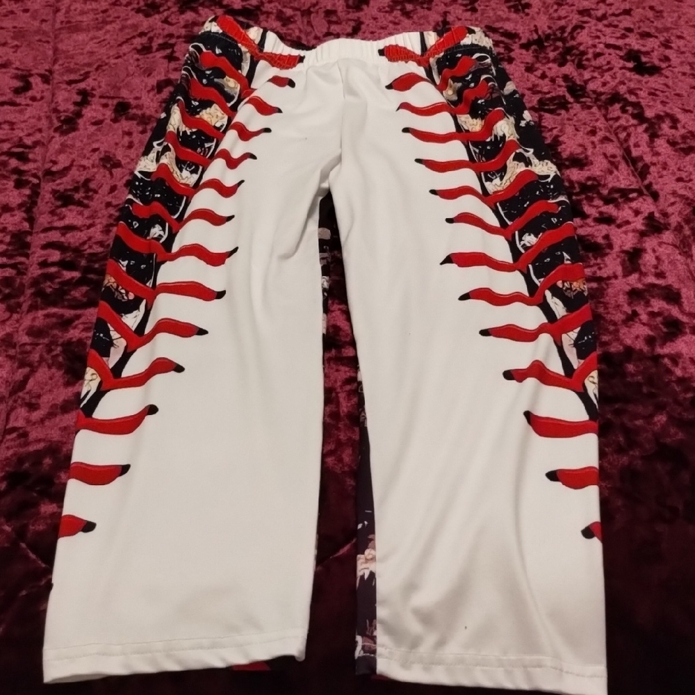 Stylish Red and White Graphic Capris